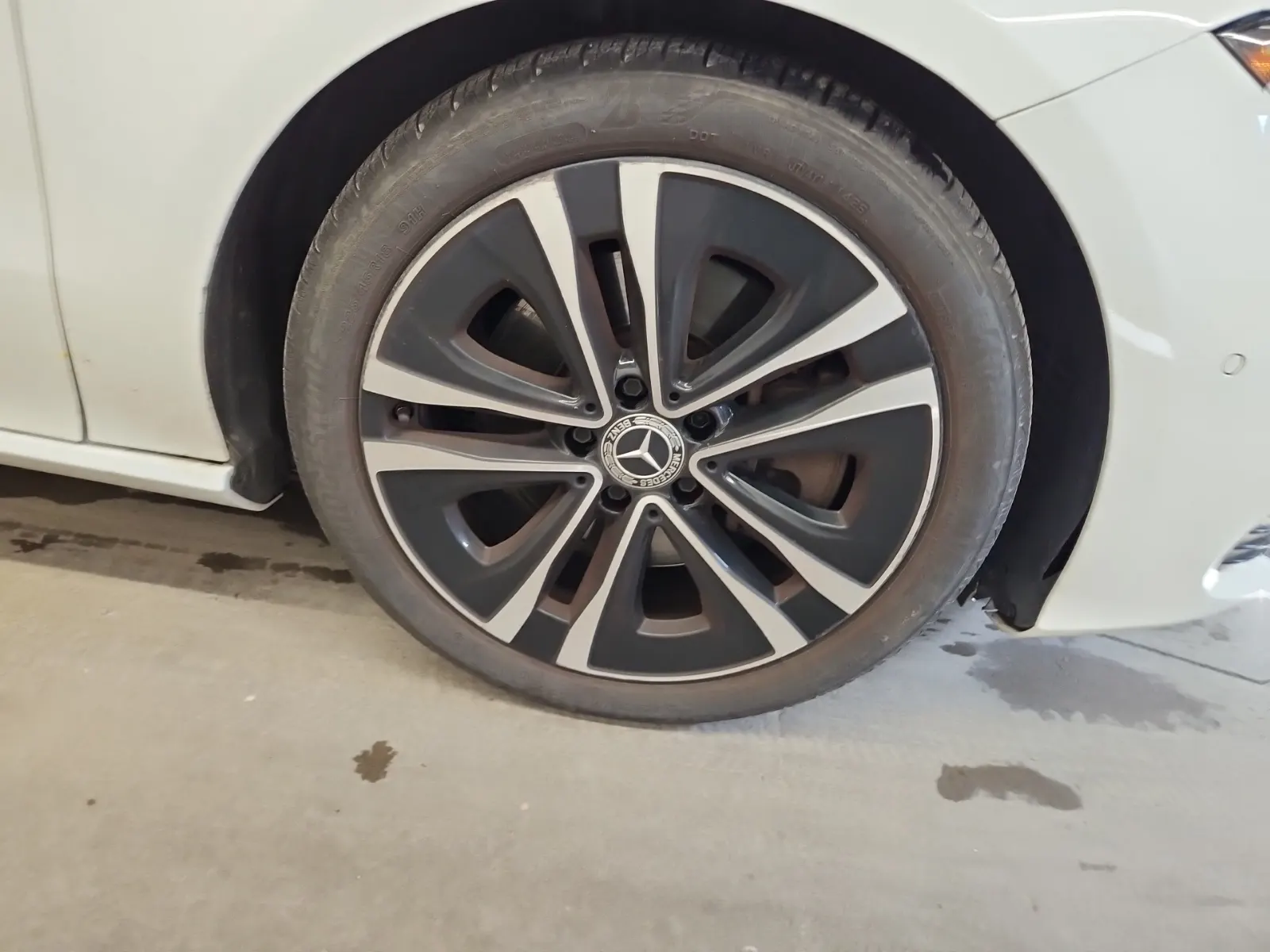Right Front Wheel/Tire Photo