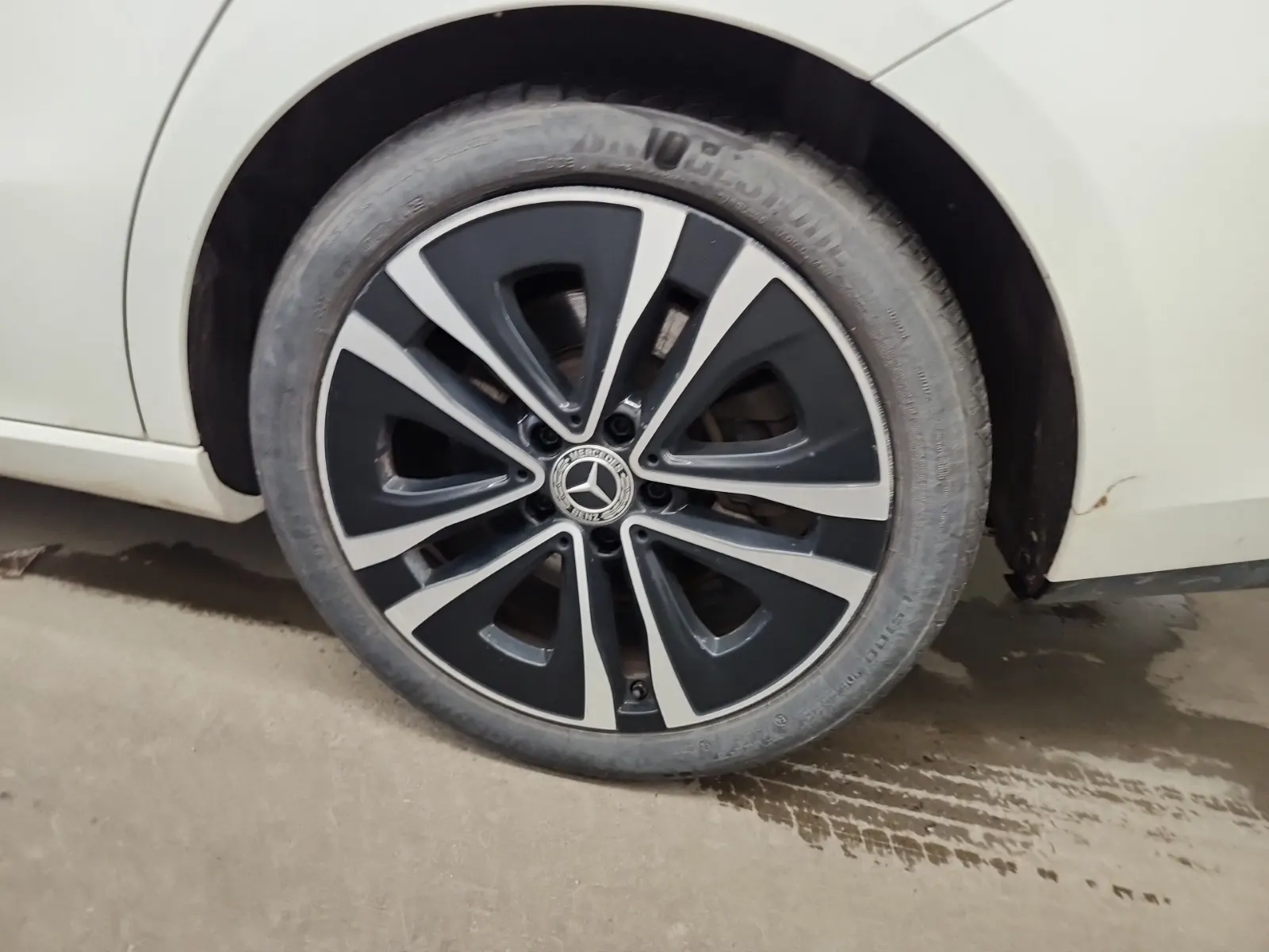 Left Rear Wheel/Tire Photo