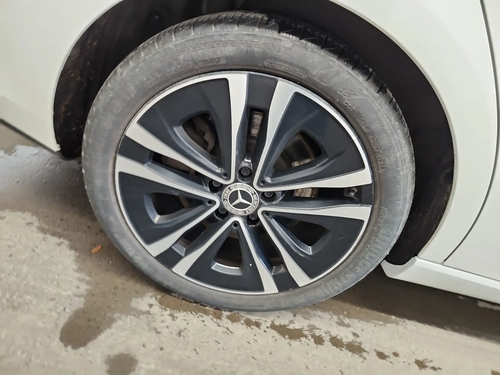 Right Rear Wheel/Tire Photo