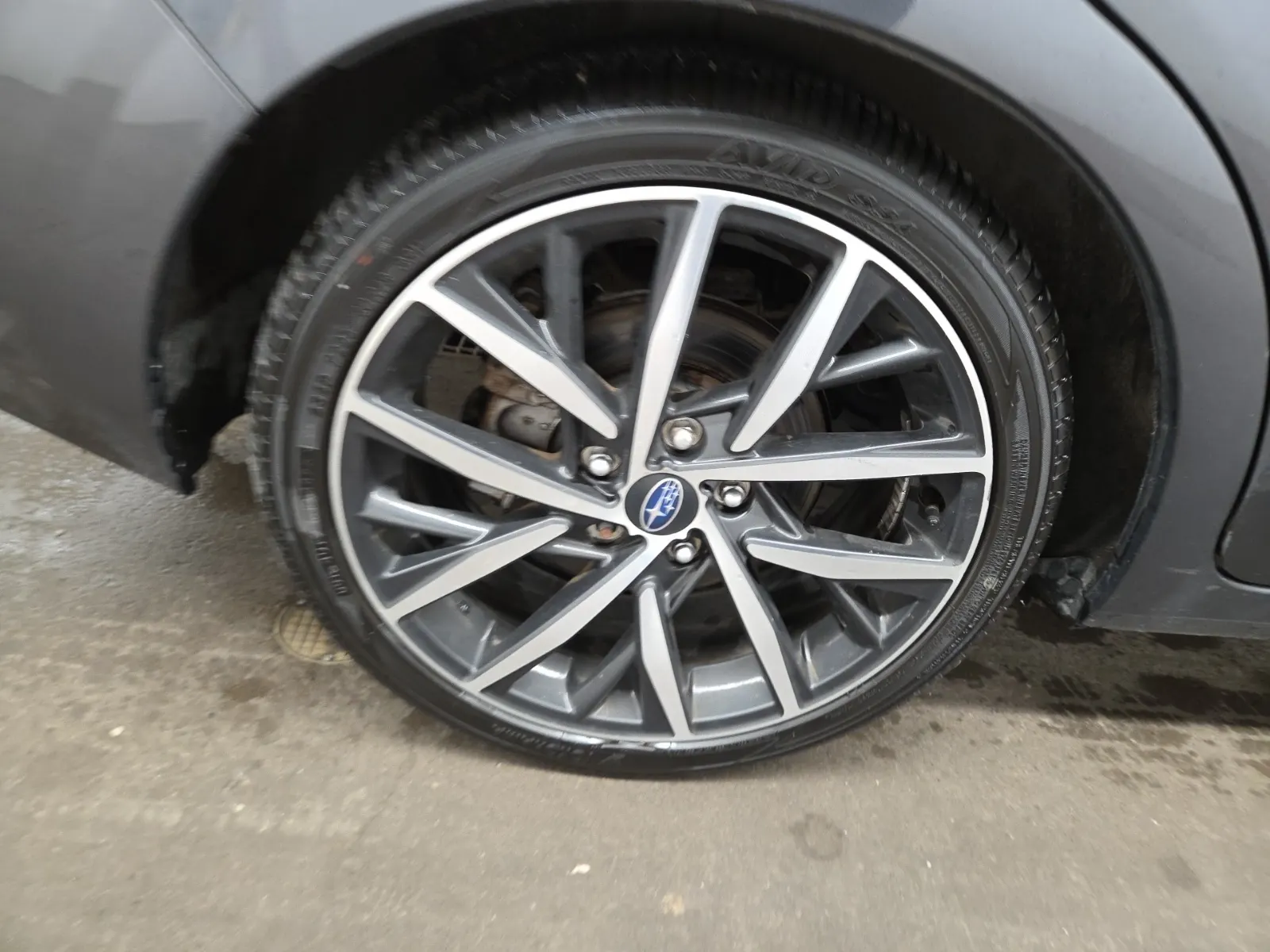 Right Rear Wheel/Tire Photo
