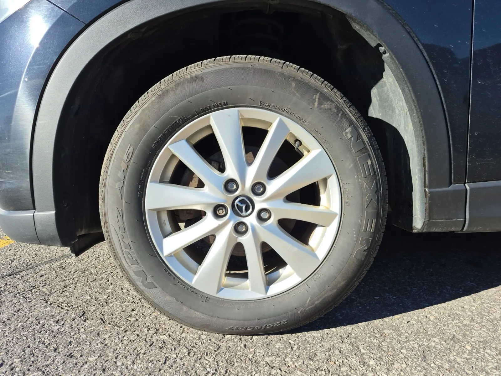 Front driver wheel/tire photo