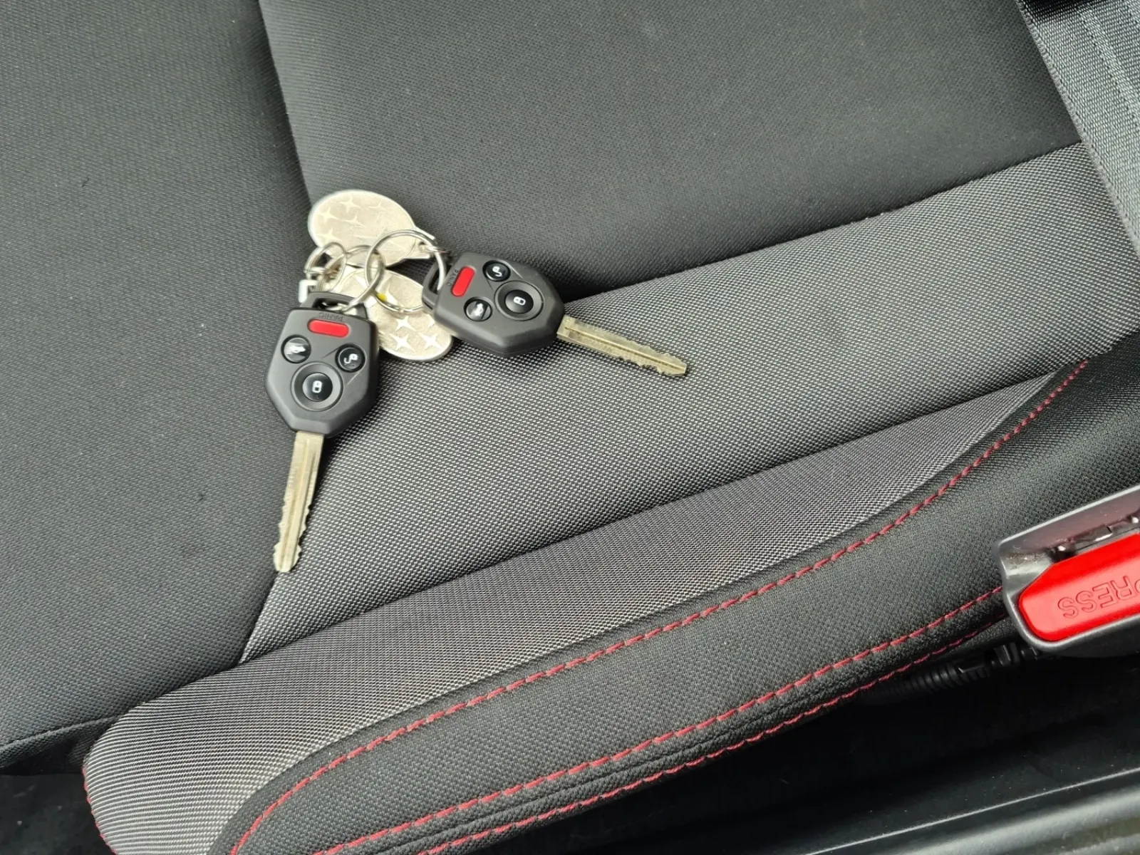 Keys/Fobs/Manual Photo