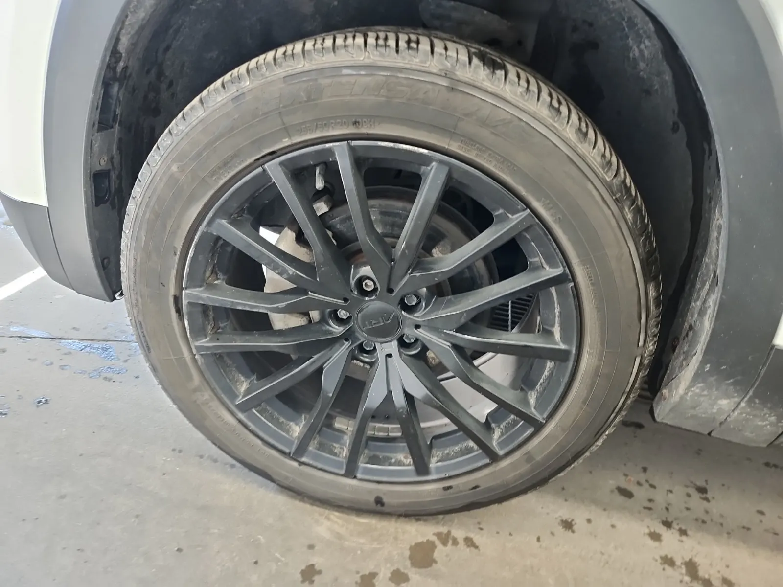 Front driver wheel/tire photo