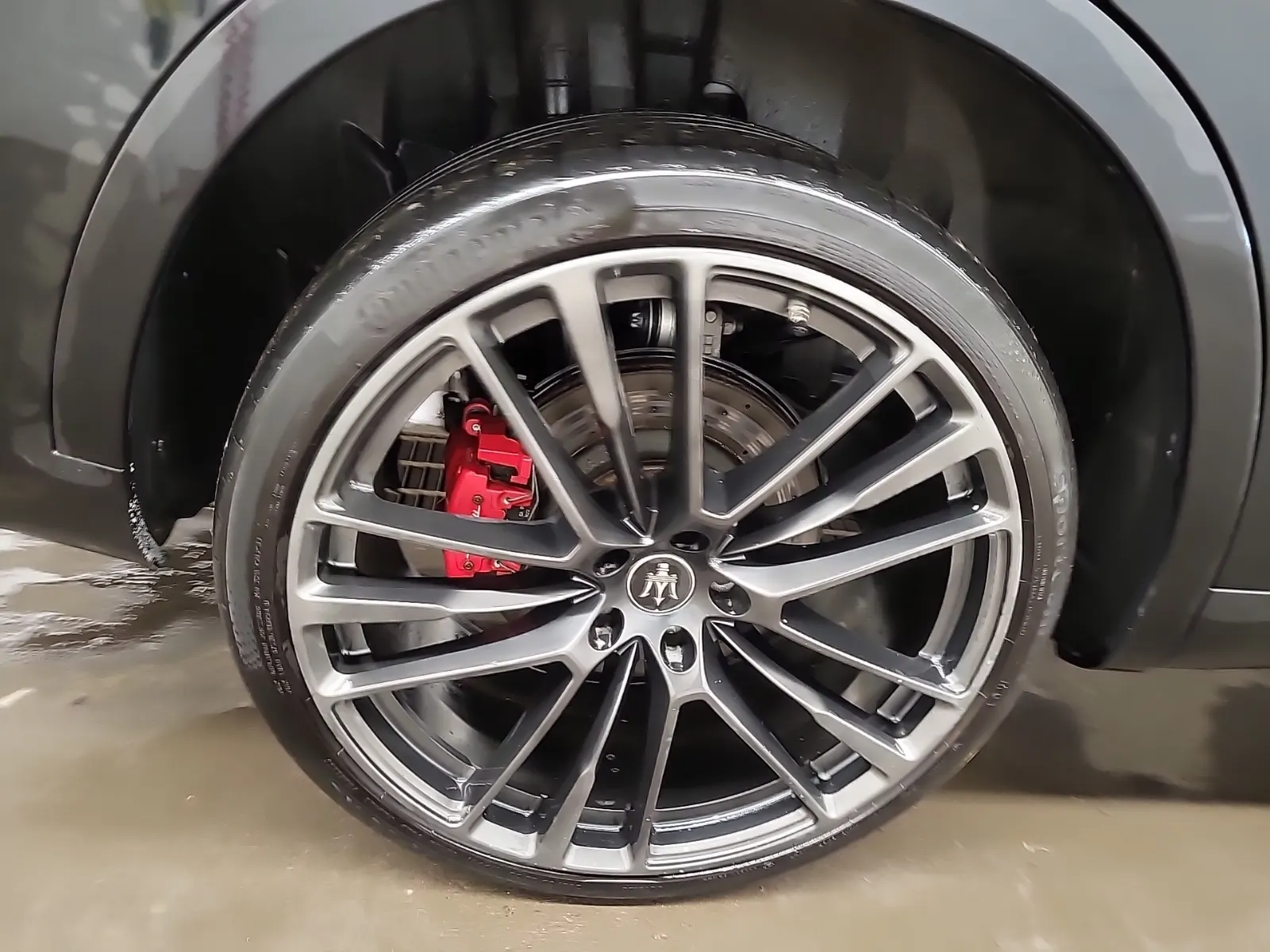 Right Rear Wheel/Tire Photo
