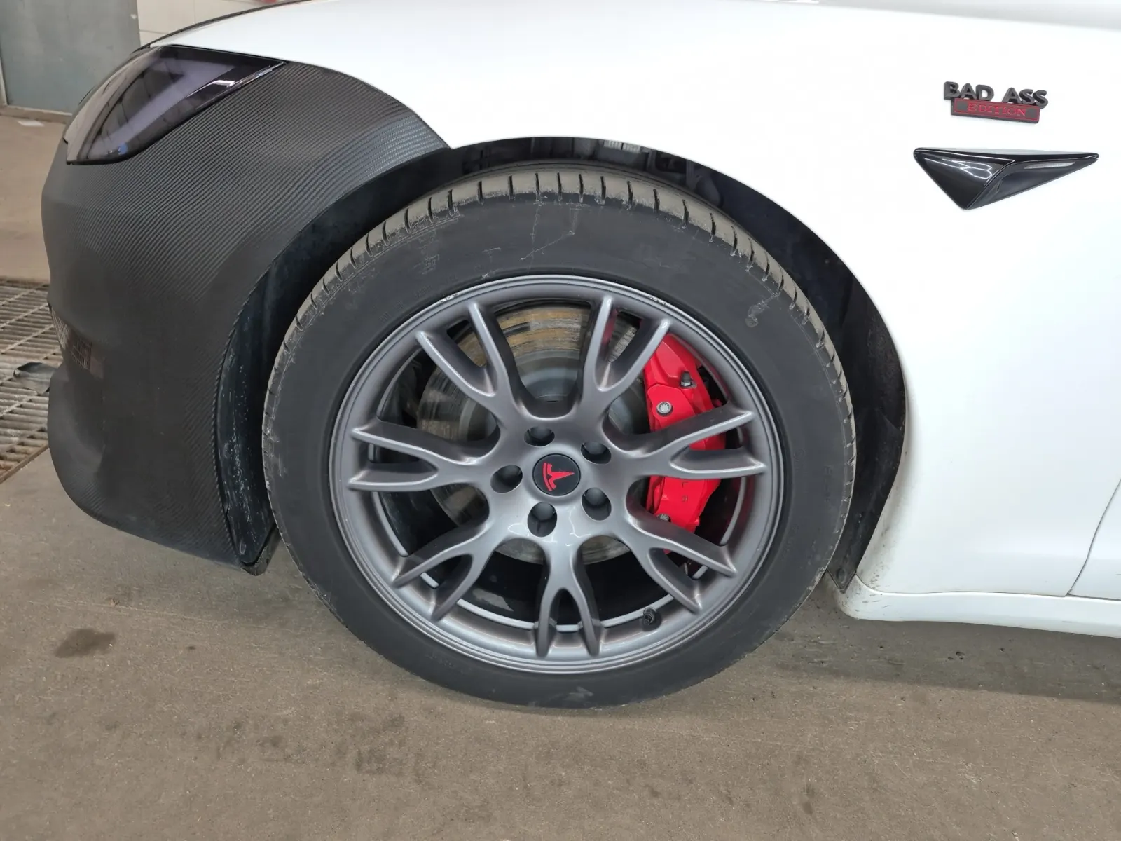 Front driver wheel/tire photo
