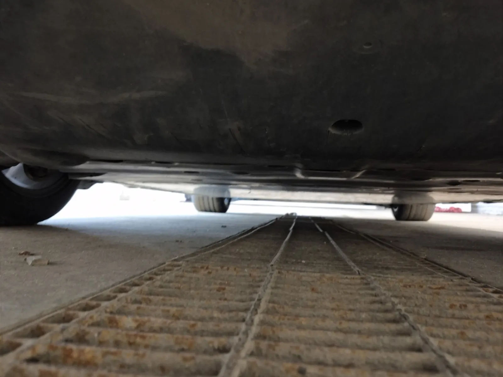 Undercarriage - Rear Photo
