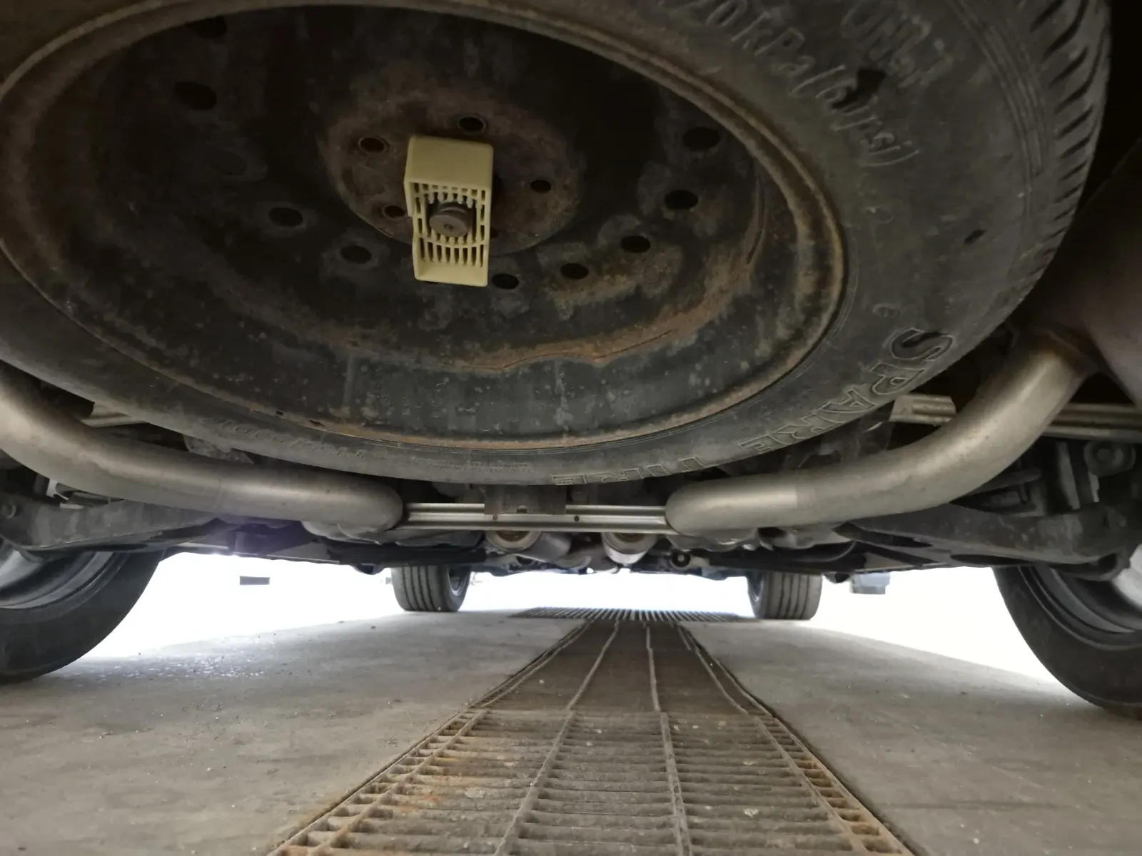 Undercarriage - Rear Photo