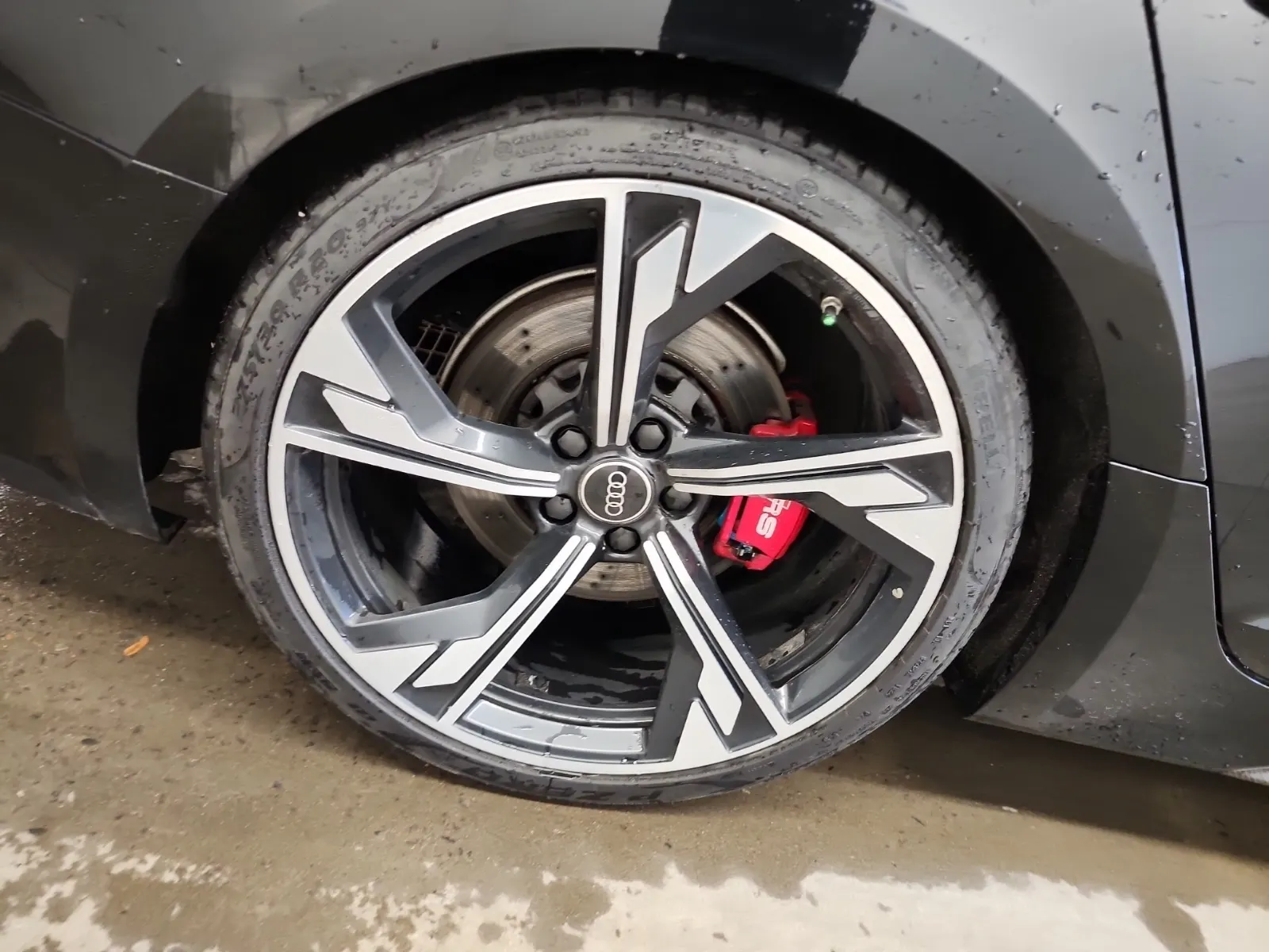 Right Rear Wheel/Tire Photo