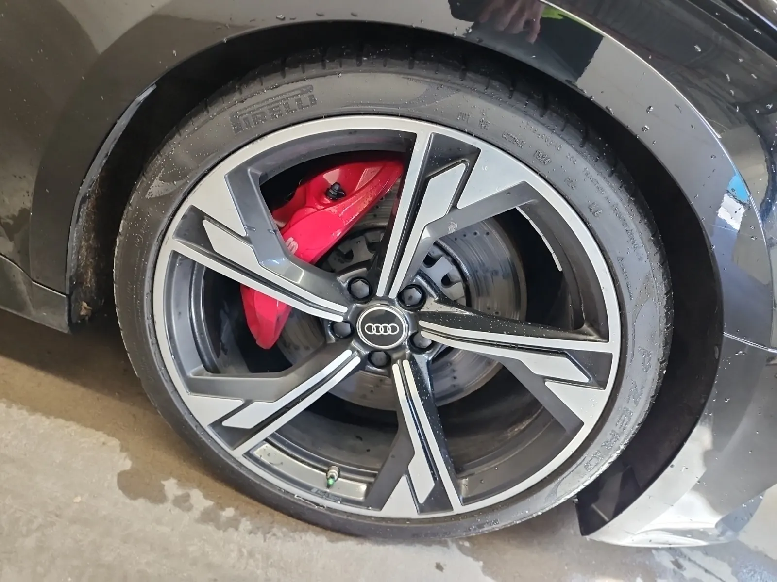 Right Front Wheel/Tire Photo