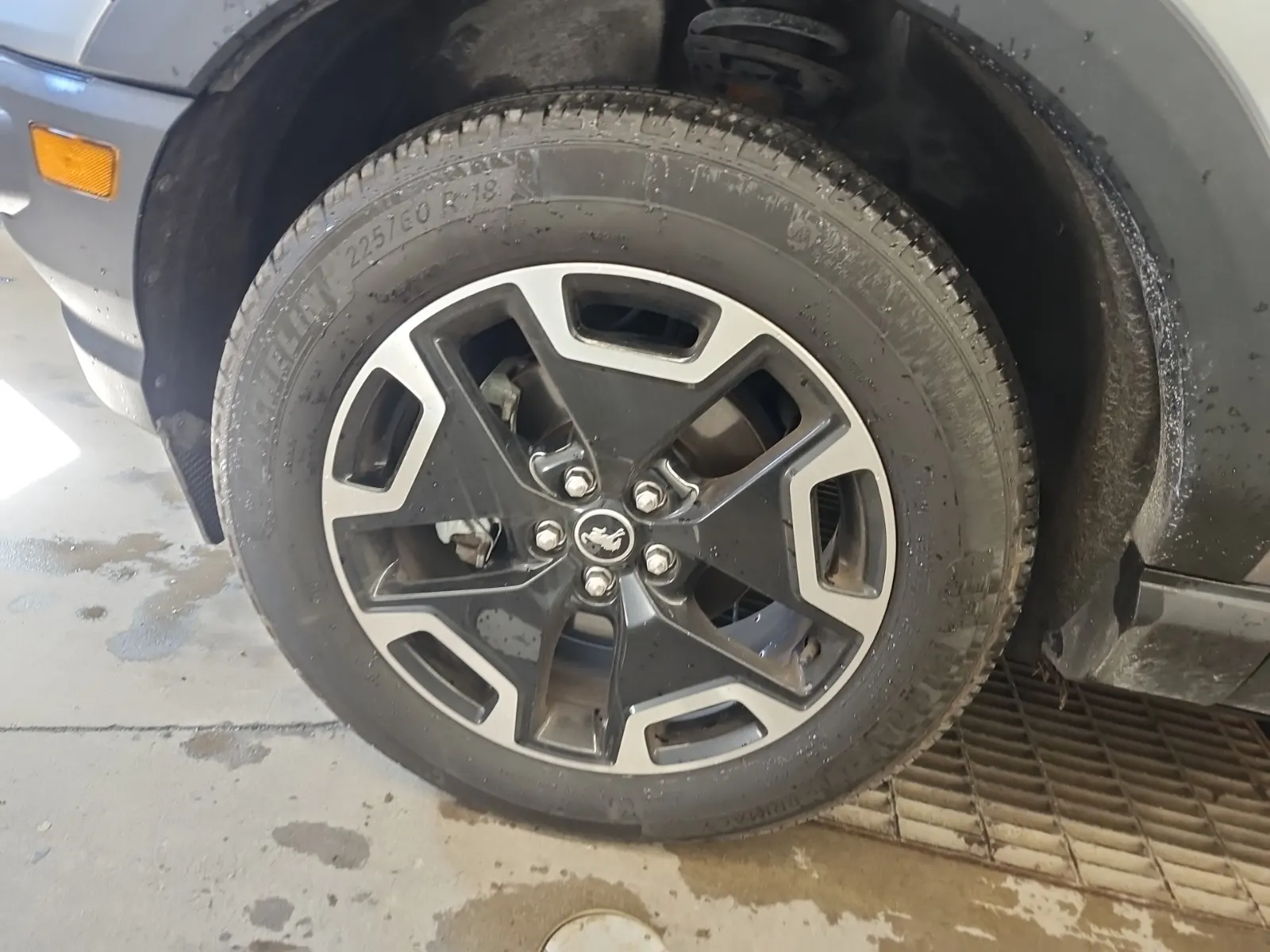 Front driver wheel/tire photo