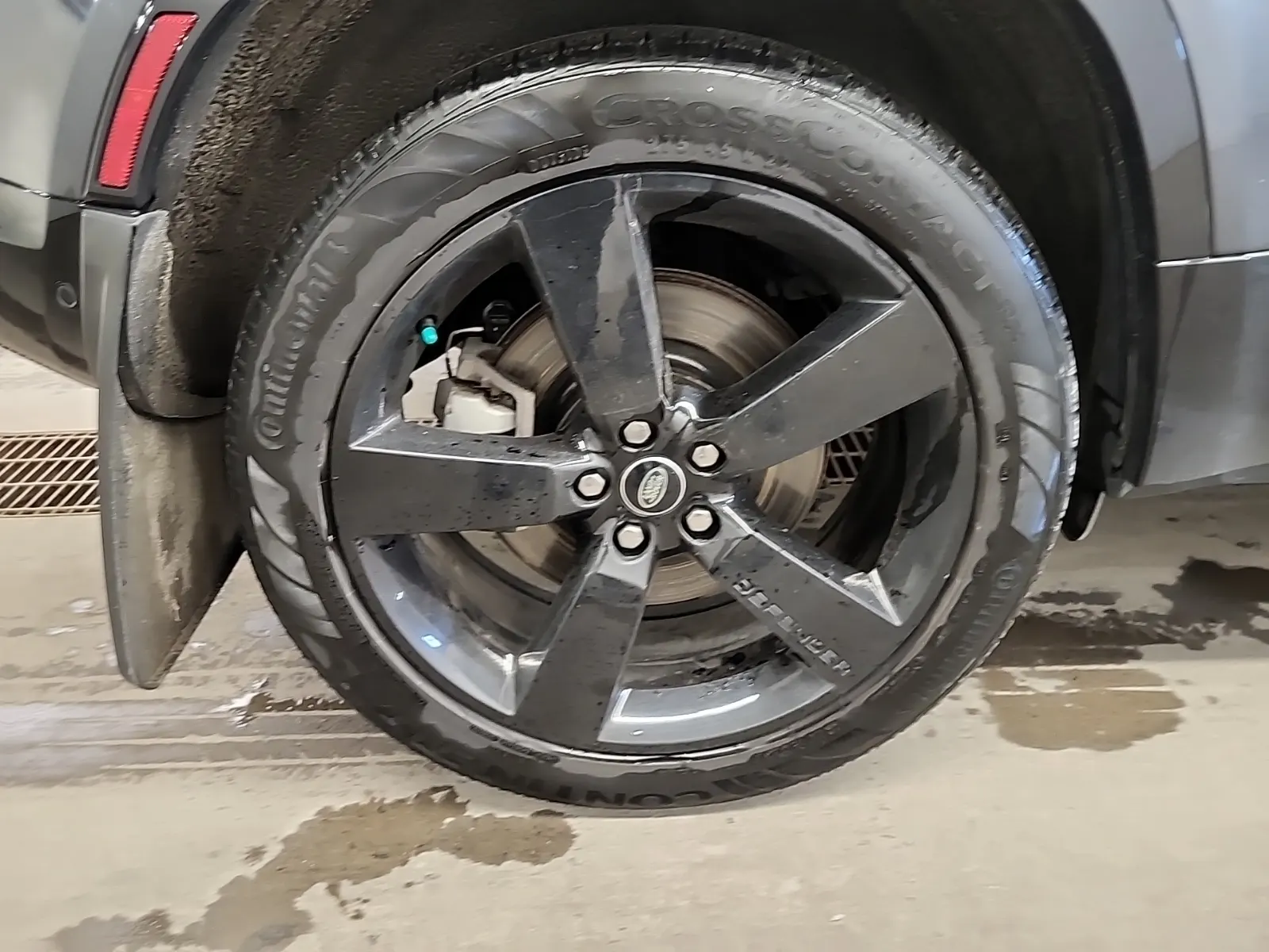 Right Rear Wheel/Tire Photo