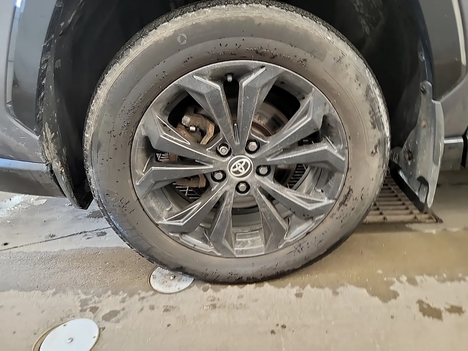 Front driver wheel/tire photo