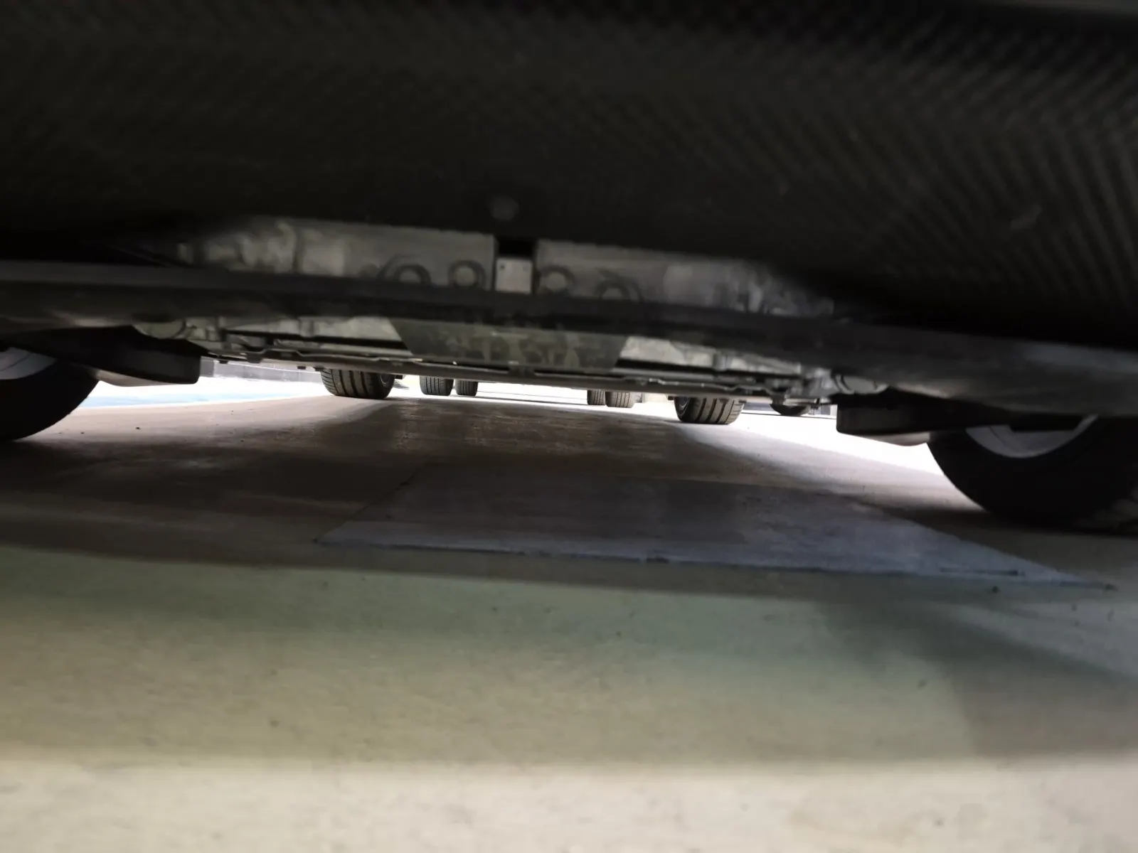 Undercarriage - Rear Photo
