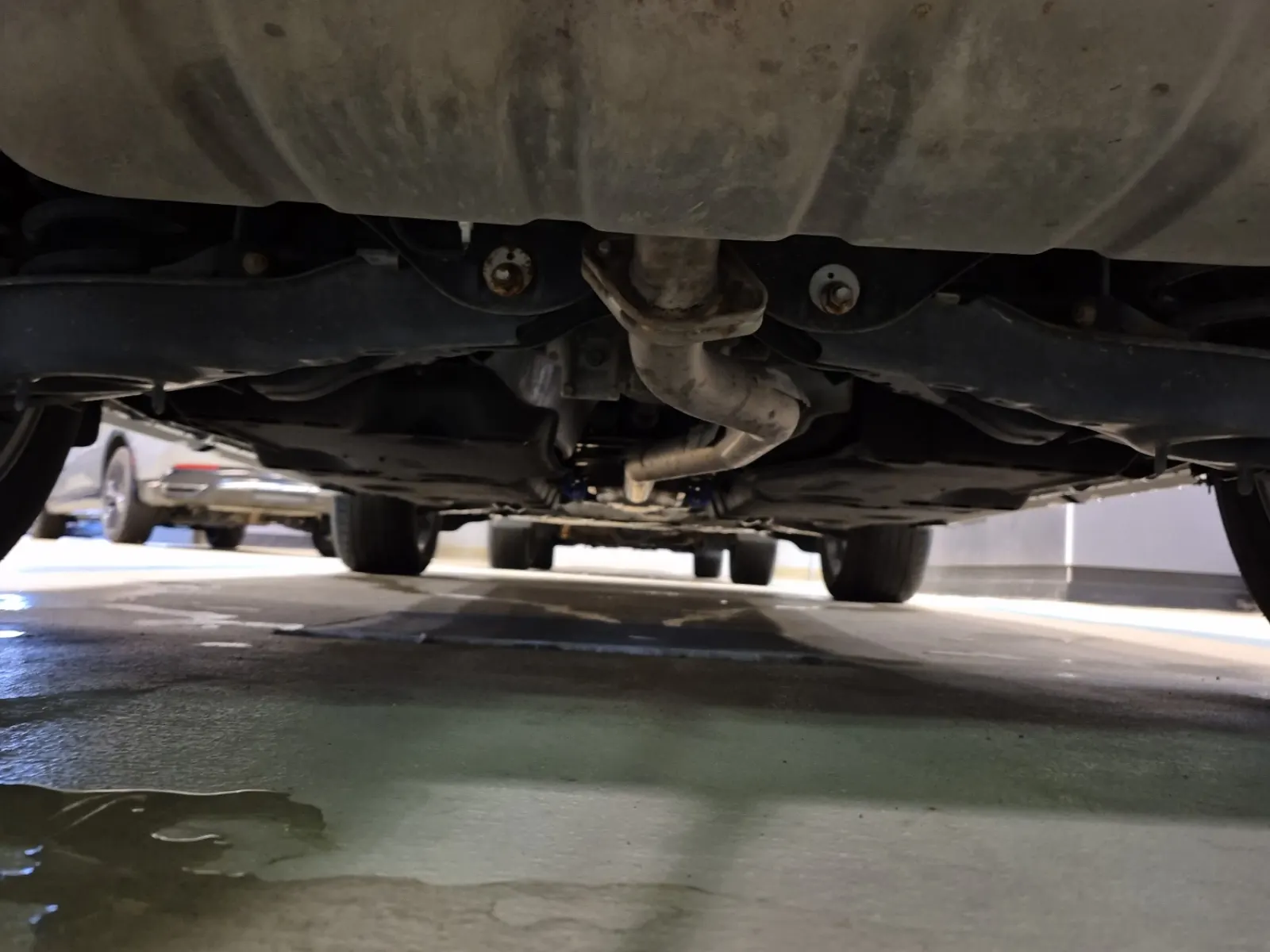 Undercarriage - Rear Photo