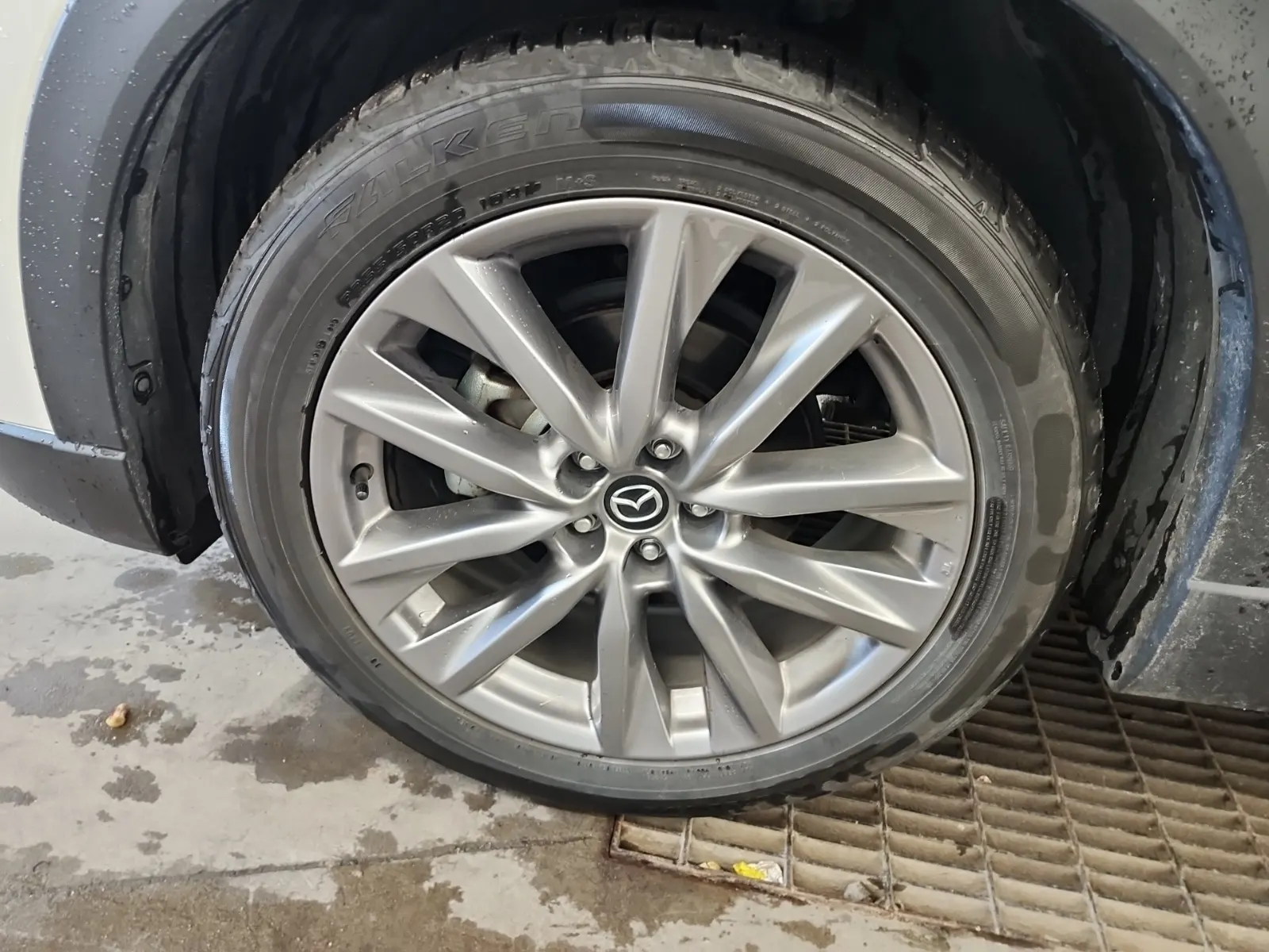 Front driver wheel/tire photo