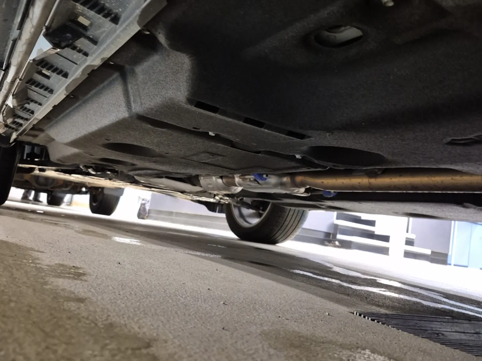 Undercarriage - Driver Photo