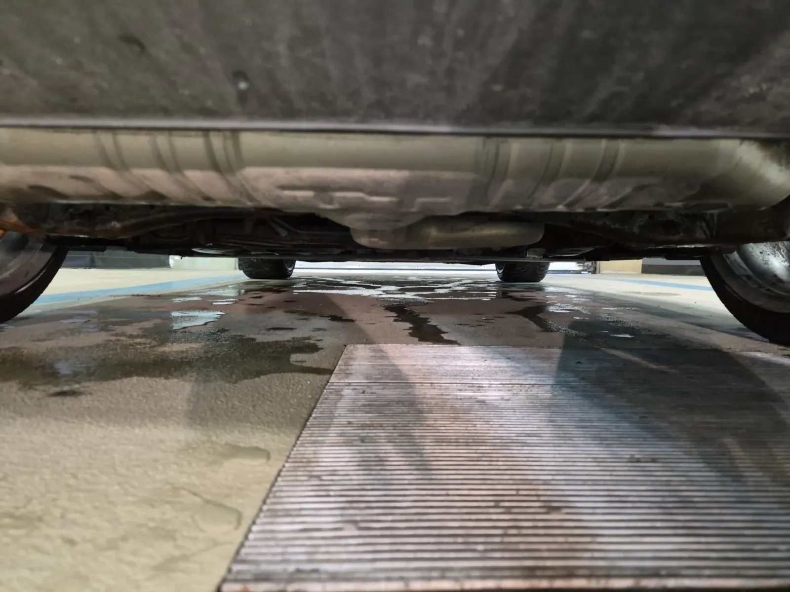 Undercarriage - Rear Photo