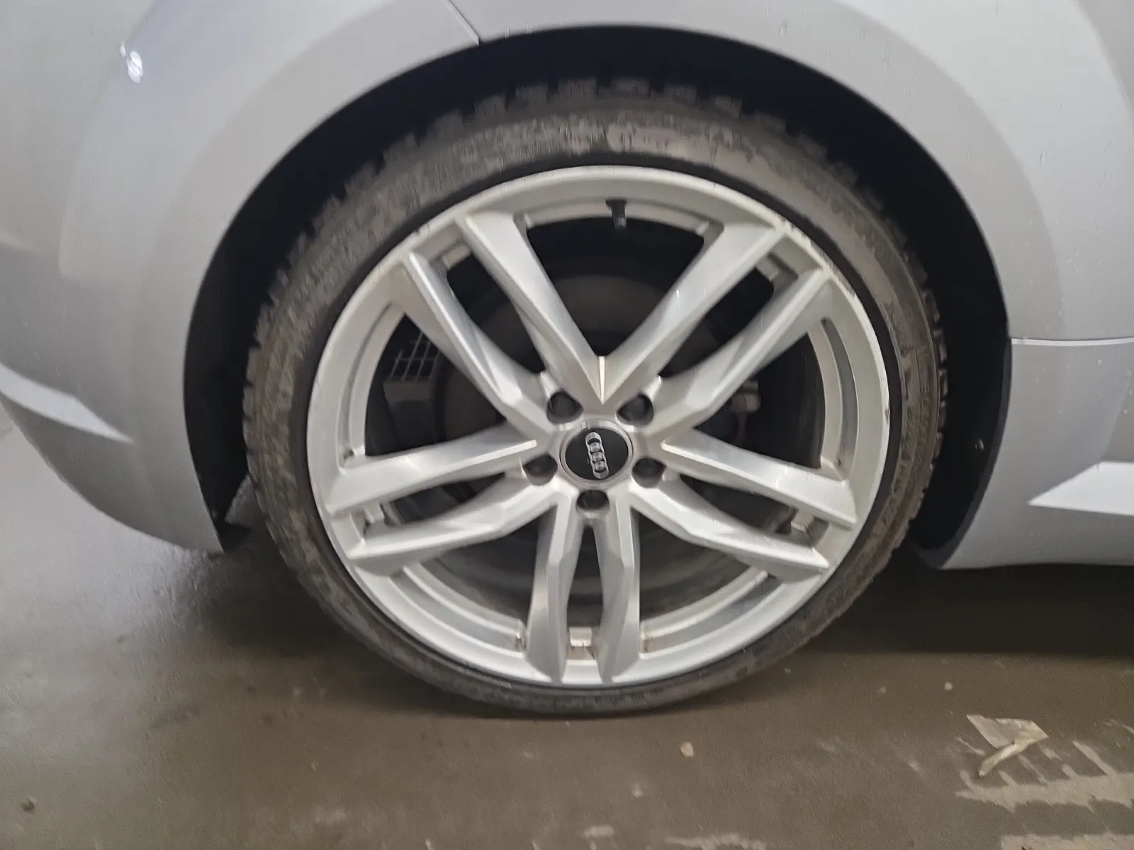 Right Rear Wheel/Tire Photo