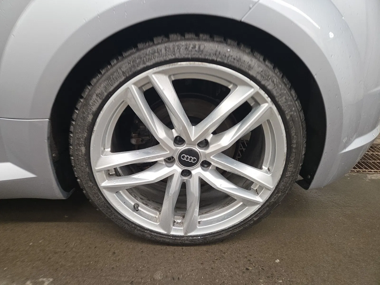Left Rear Wheel/Tire Photo
