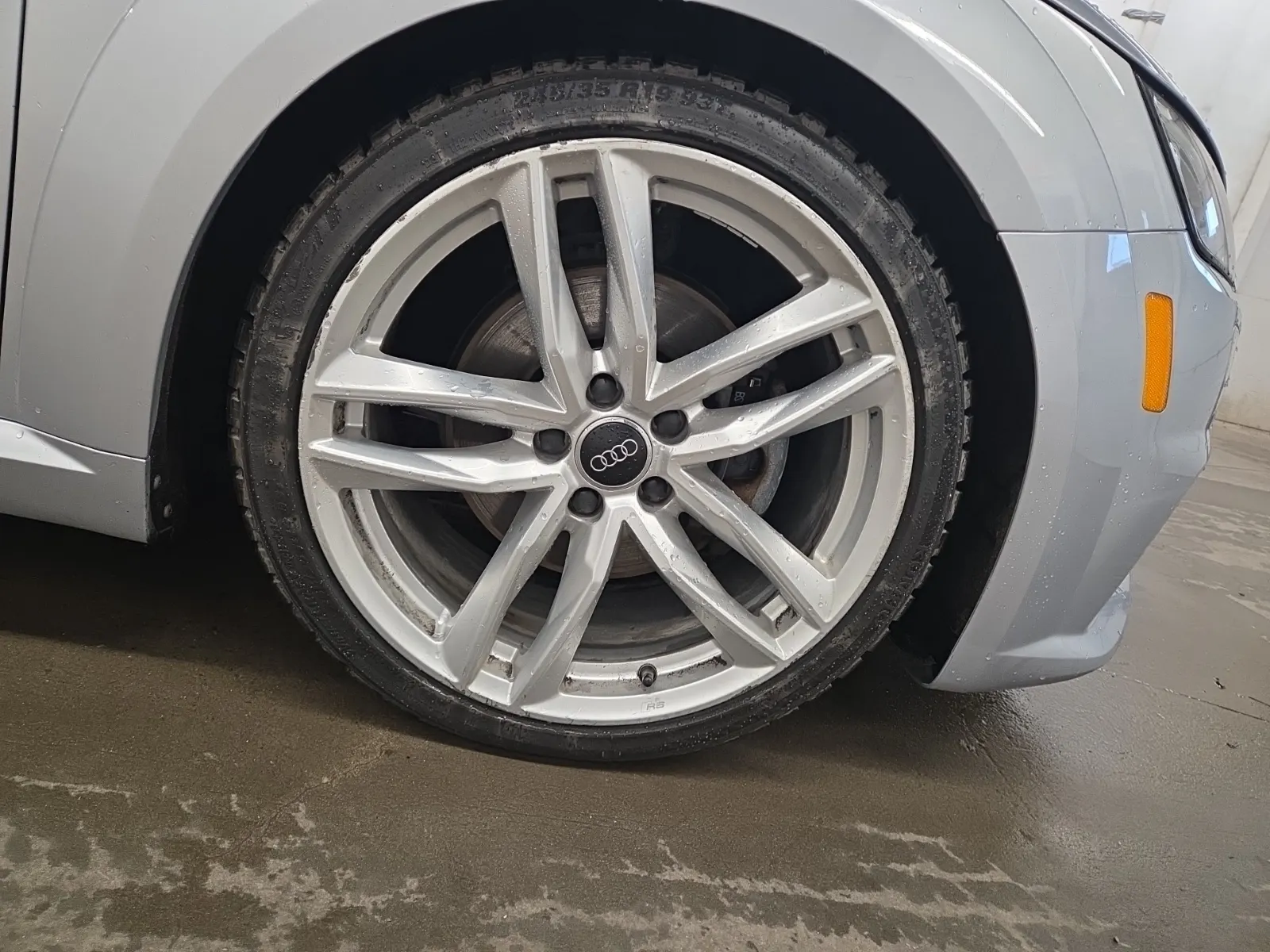 Right Front Wheel/Tire Photo