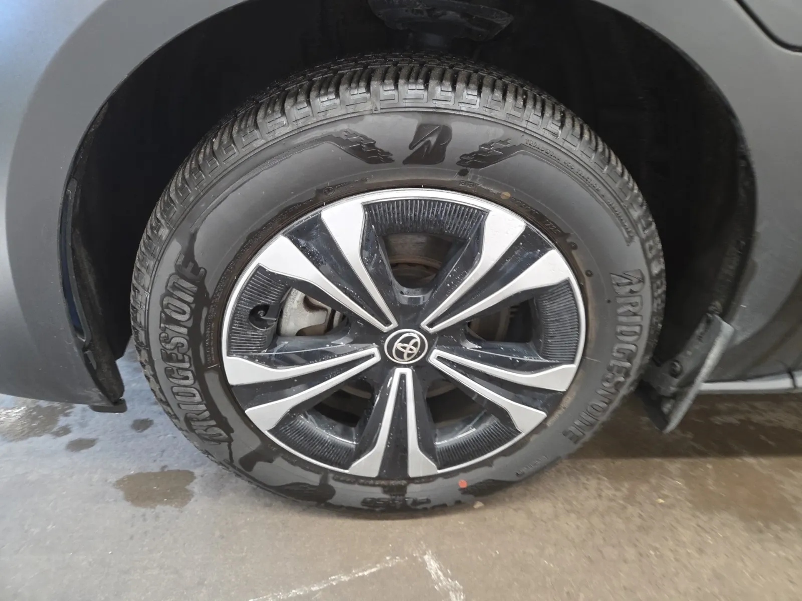 Front driver wheel/tire photo