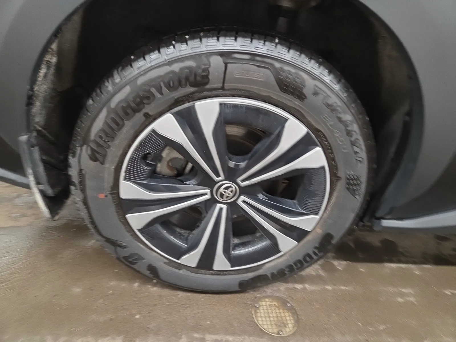 Right Rear Wheel/Tire Photo