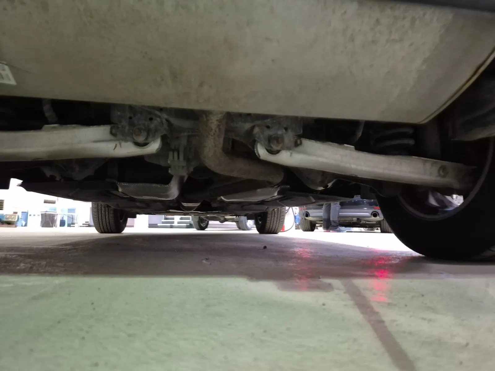Undercarriage - Rear Photo