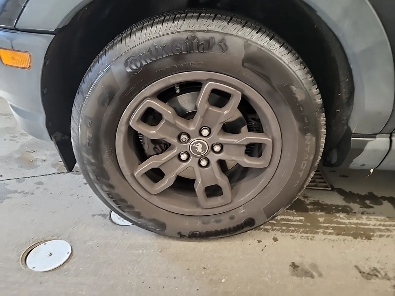 Front driver wheel/tire photo