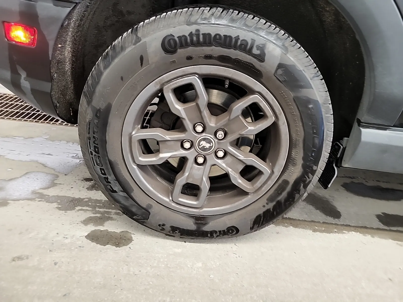 Right Rear Wheel/Tire Photo