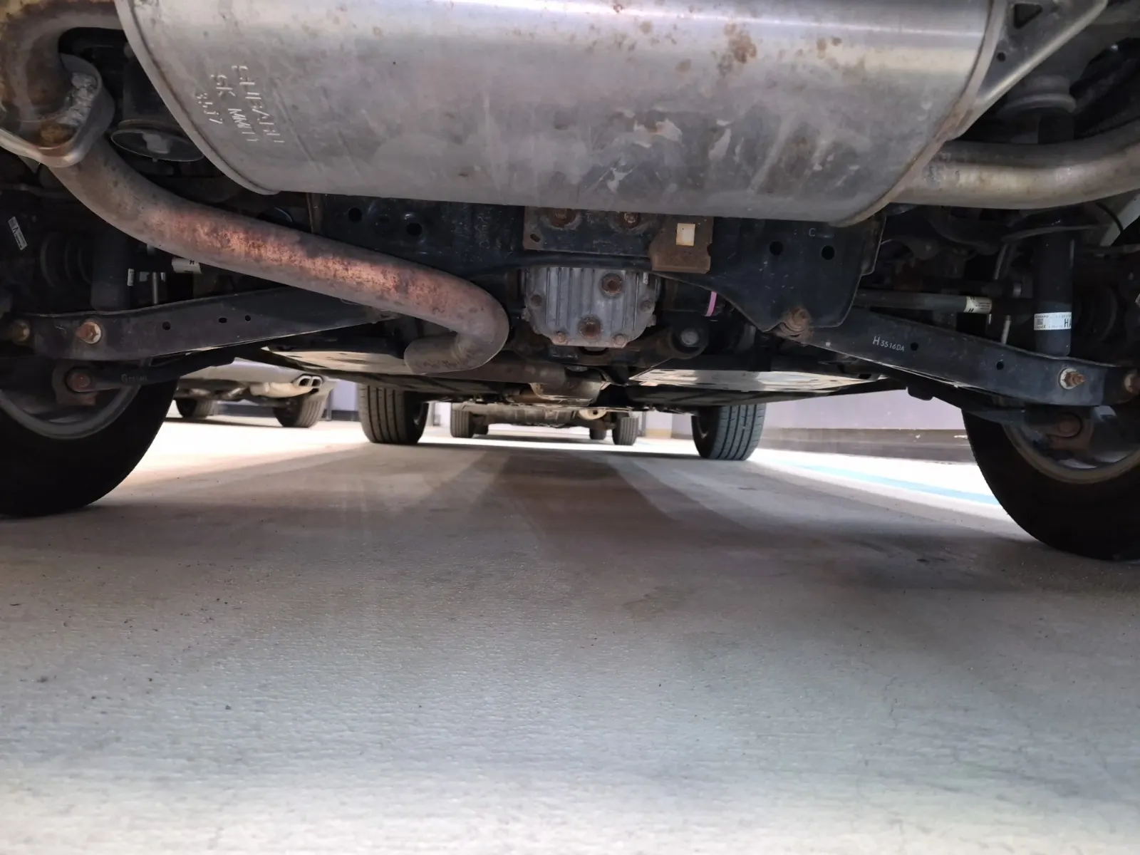 Undercarriage - Rear Photo