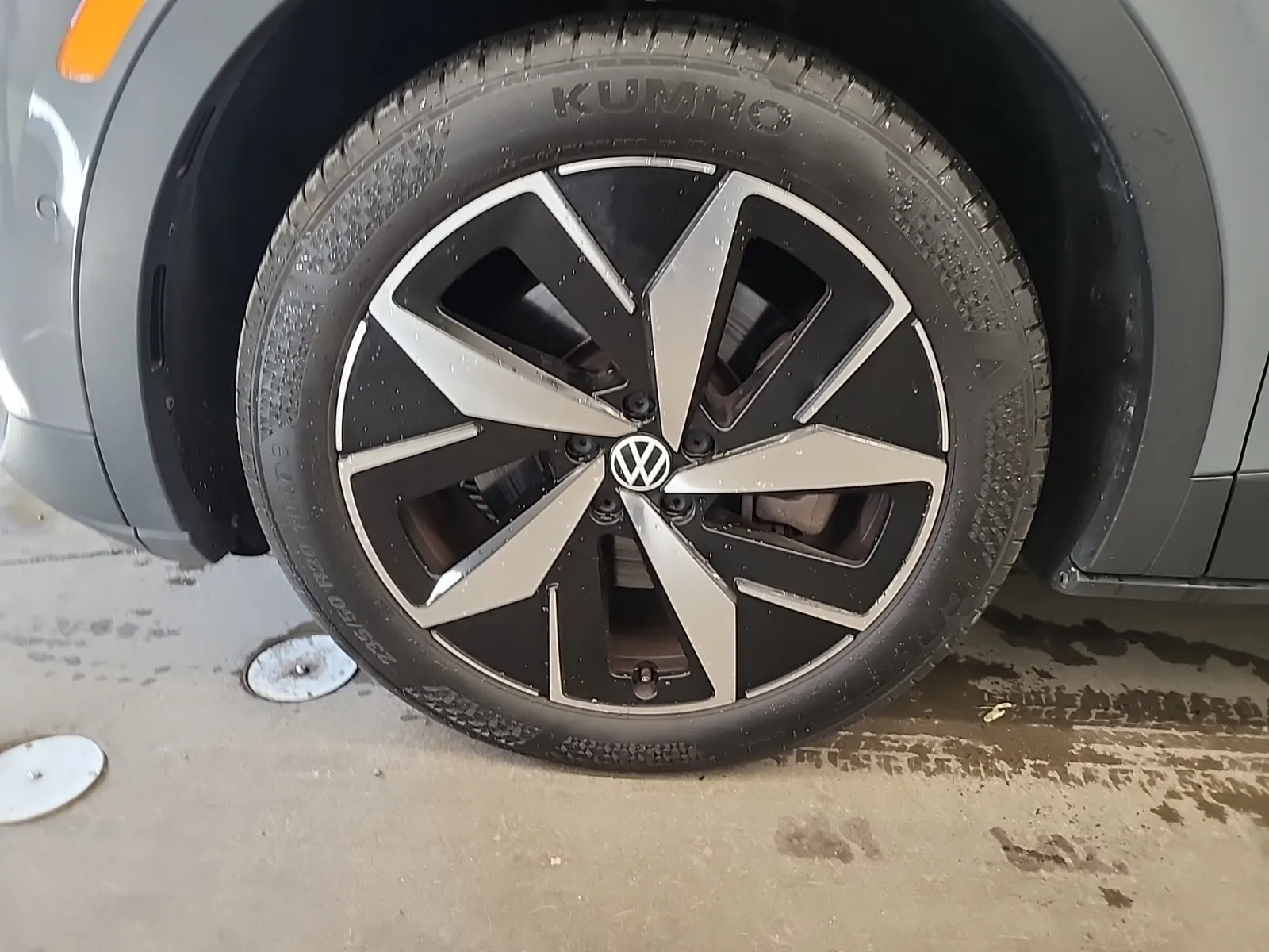 Front driver wheel/tire photo