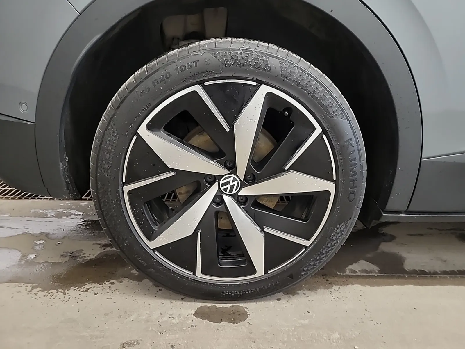 Right Rear Wheel/Tire Photo