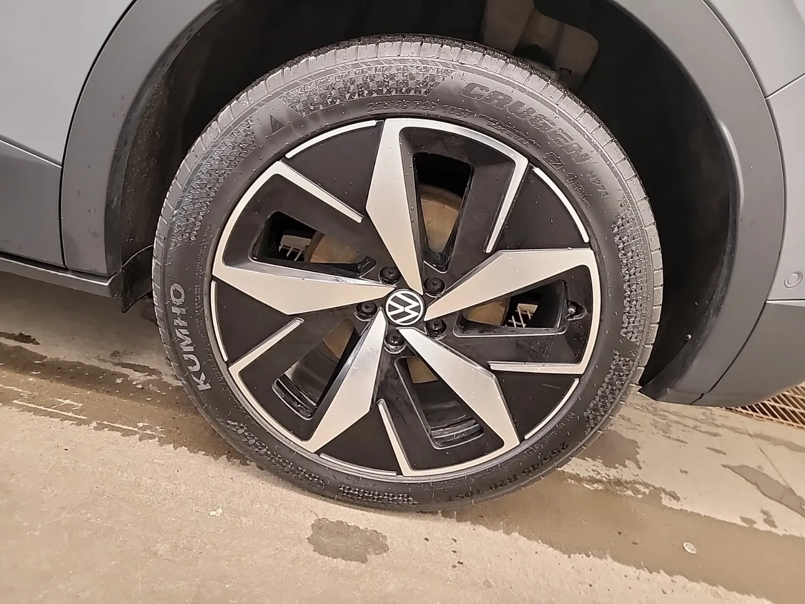 Left Rear Wheel/Tire Photo