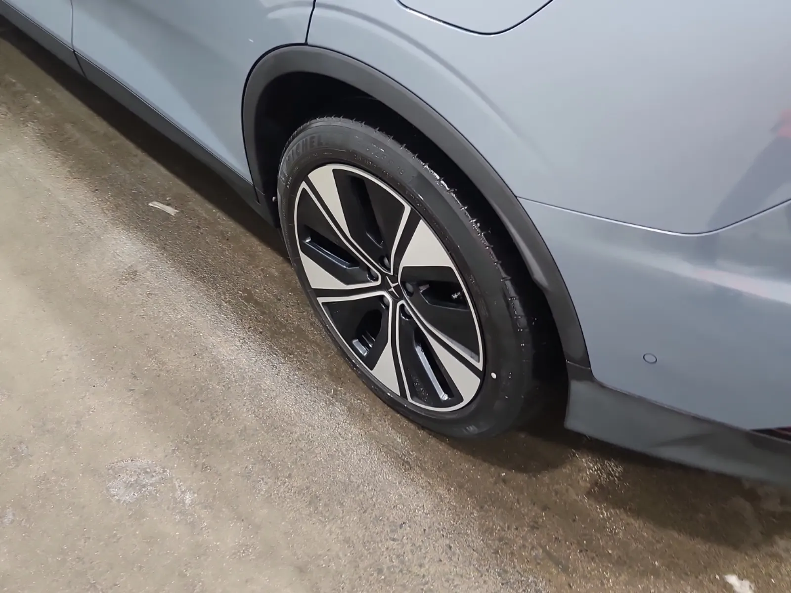 Left Rear Wheel/Tire Photo