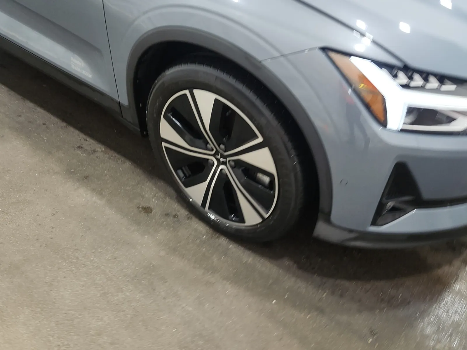Right Front Wheel/Tire Photo