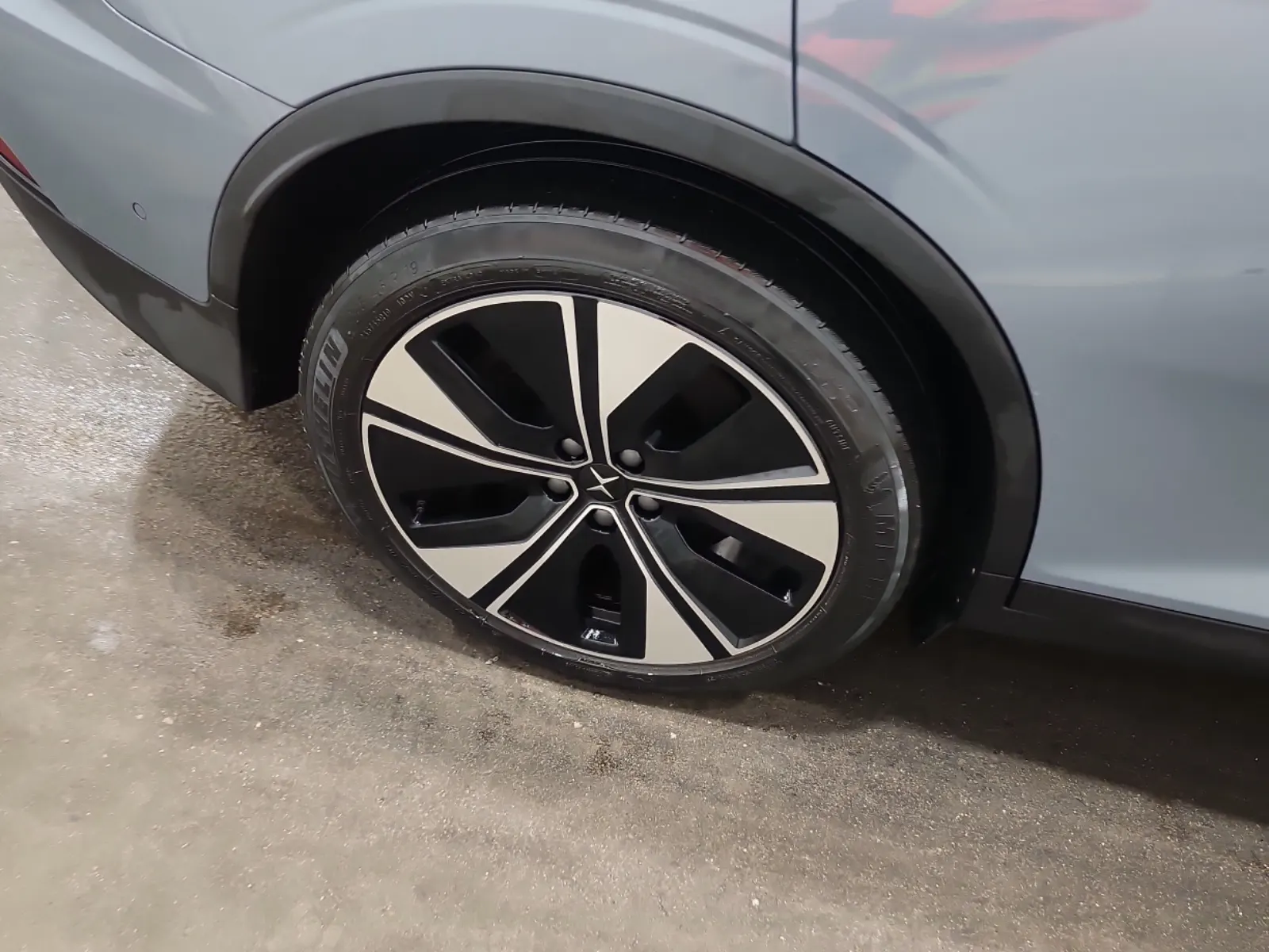 Right Rear Wheel/Tire Photo