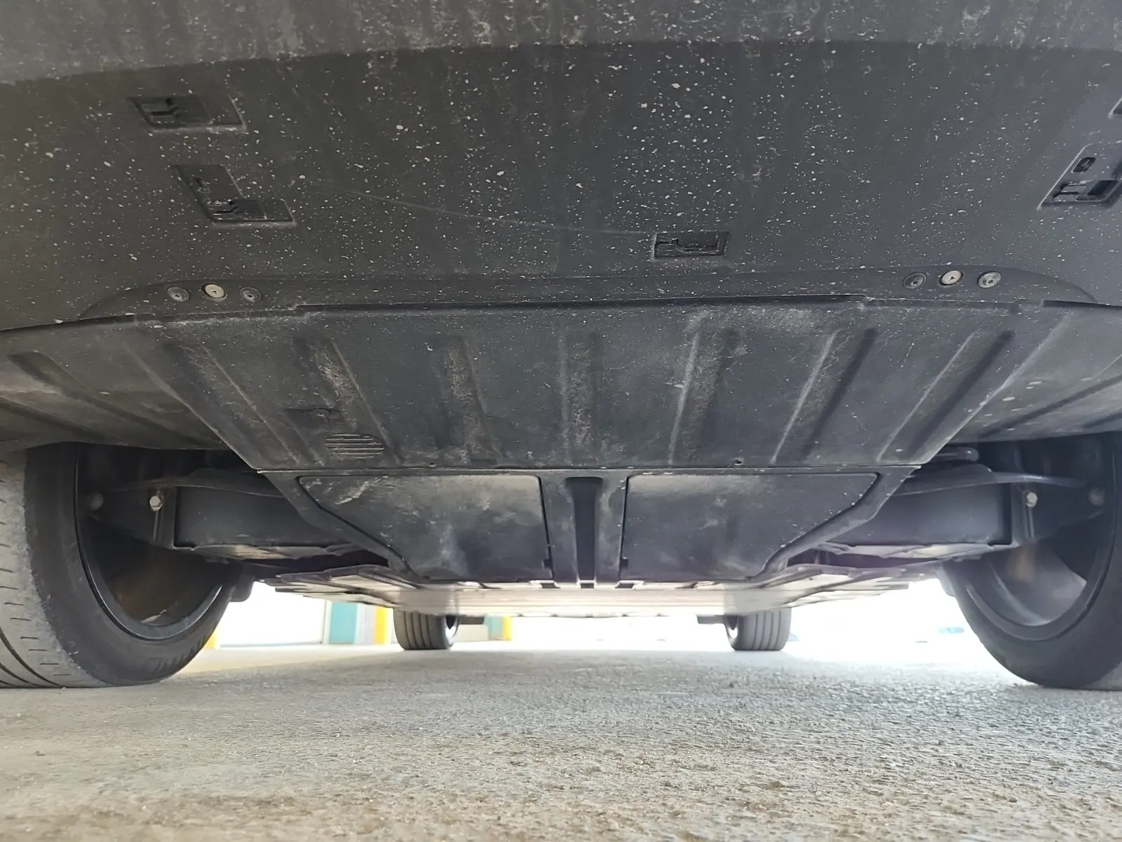 Undercarriage - Rear Photo