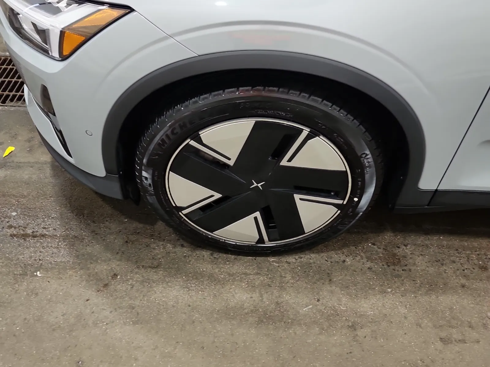 Front driver wheel/tire photo