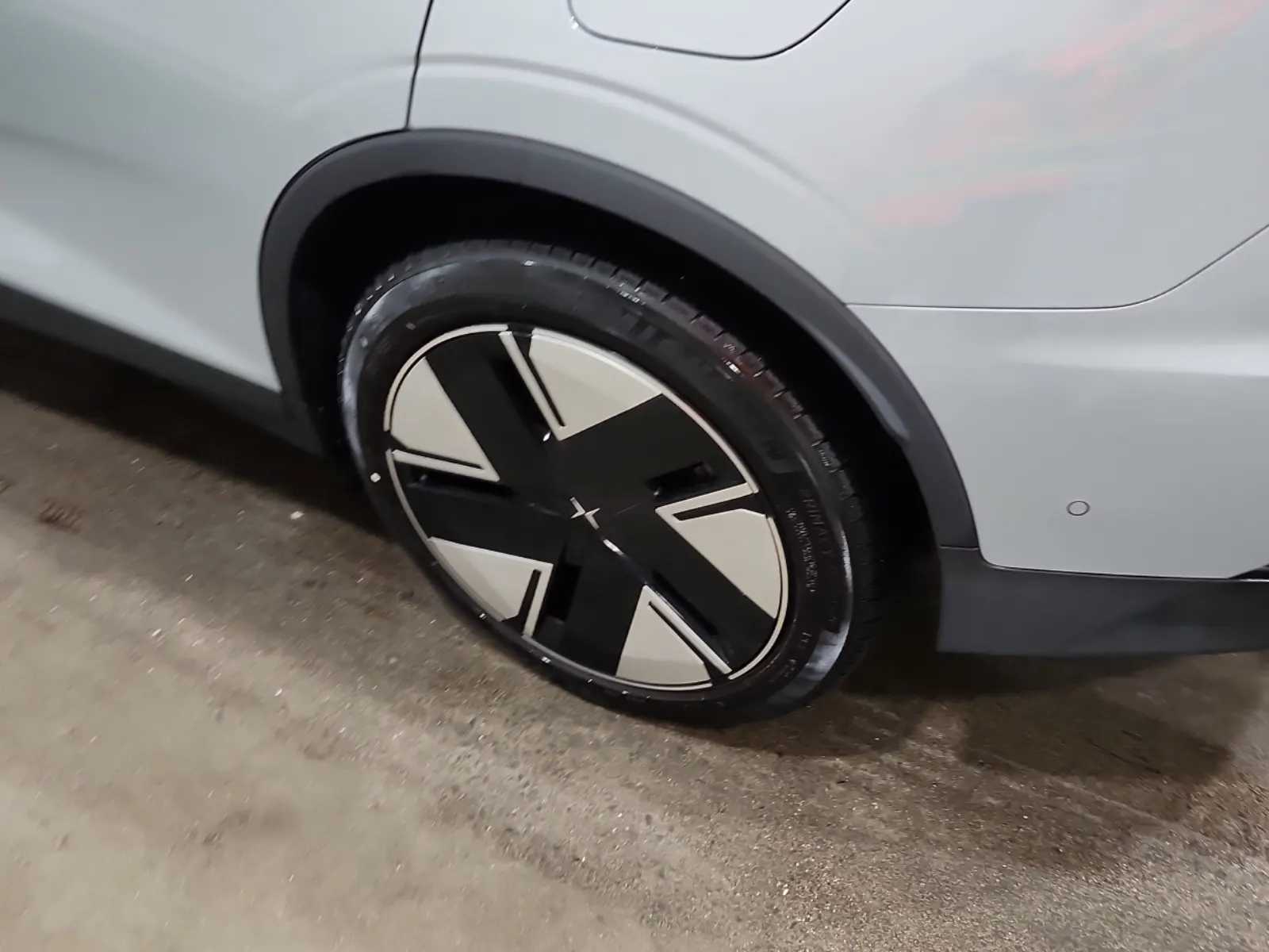 Left Rear Wheel/Tire Photo
