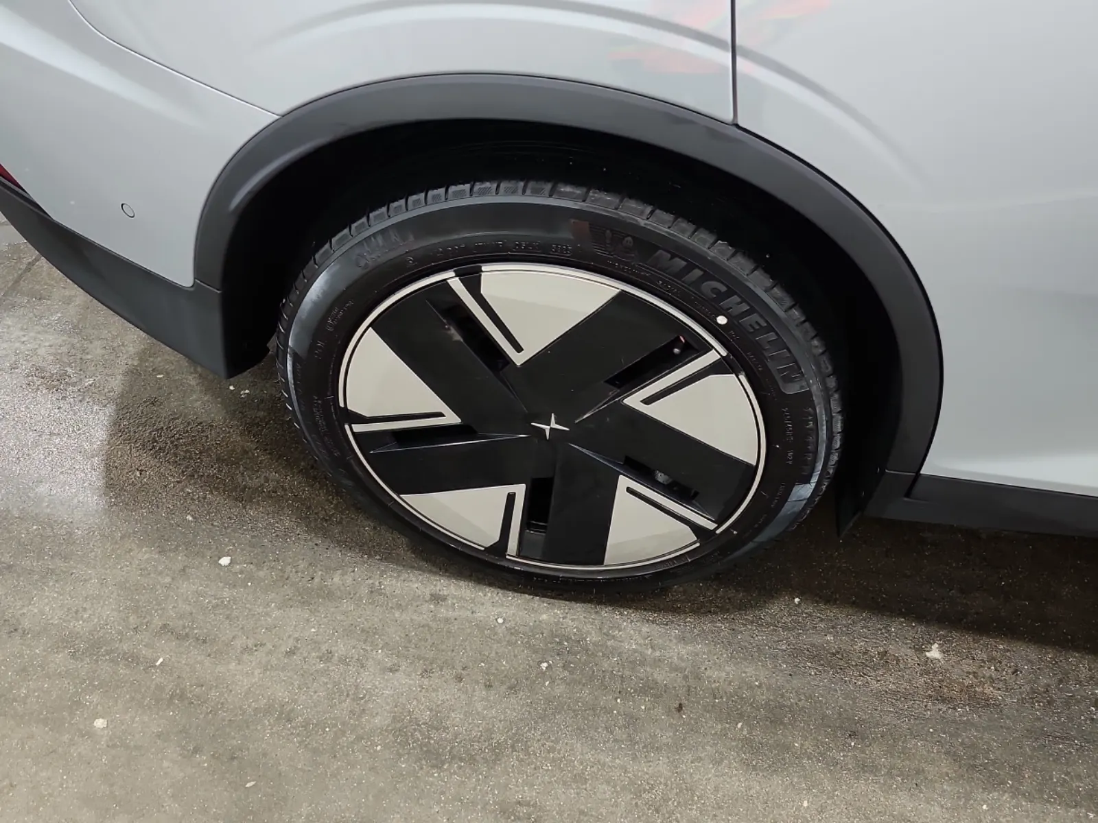 Right Rear Wheel/Tire Photo