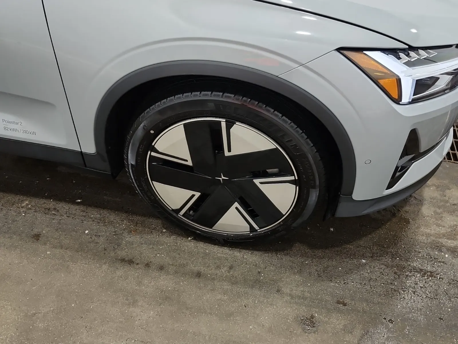 Right Front Wheel/Tire Photo