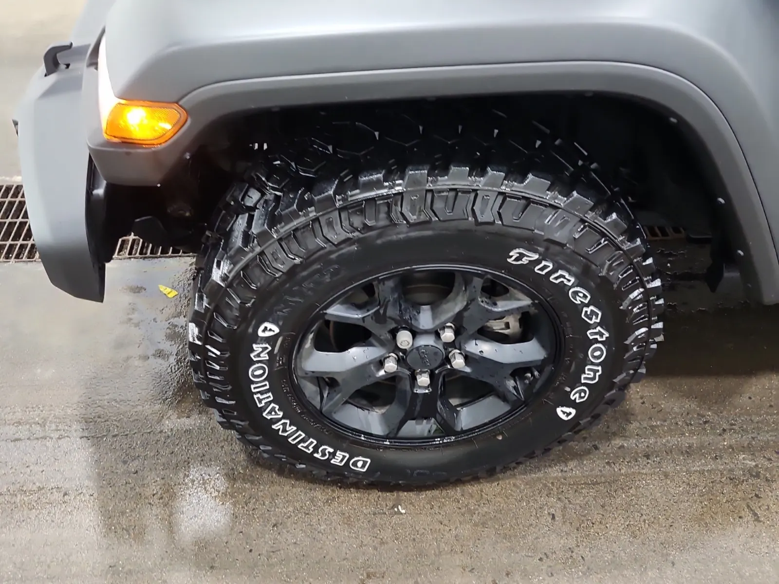 Front driver wheel/tire photo