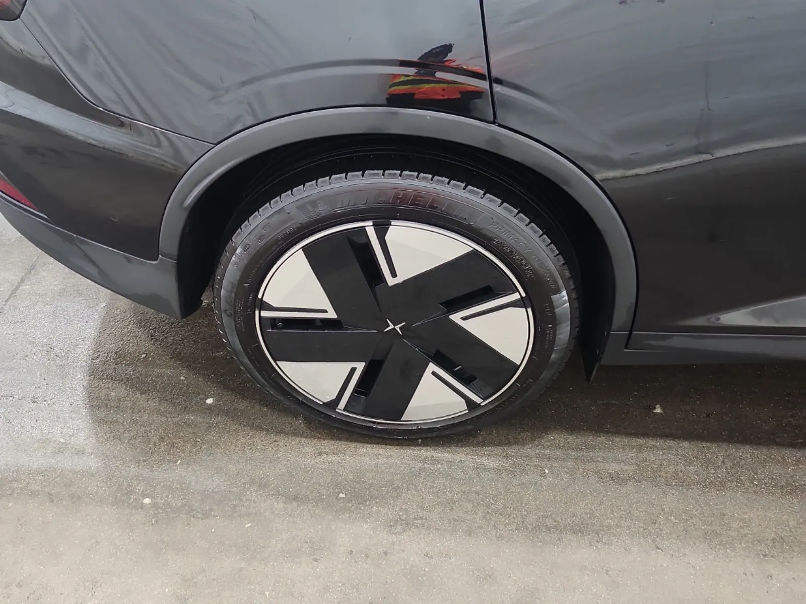 Right Rear Wheel/Tire Photo