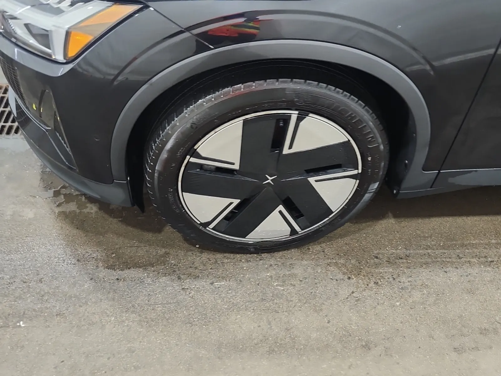 Front driver wheel/tire photo