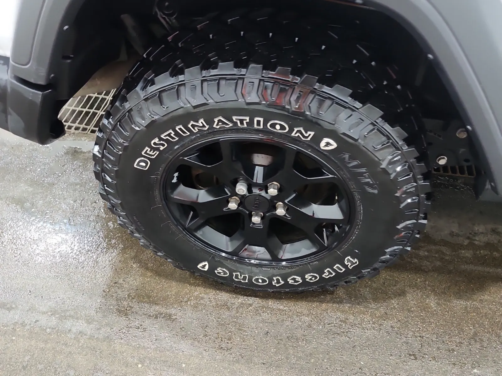 Right Rear Wheel/Tire Photo