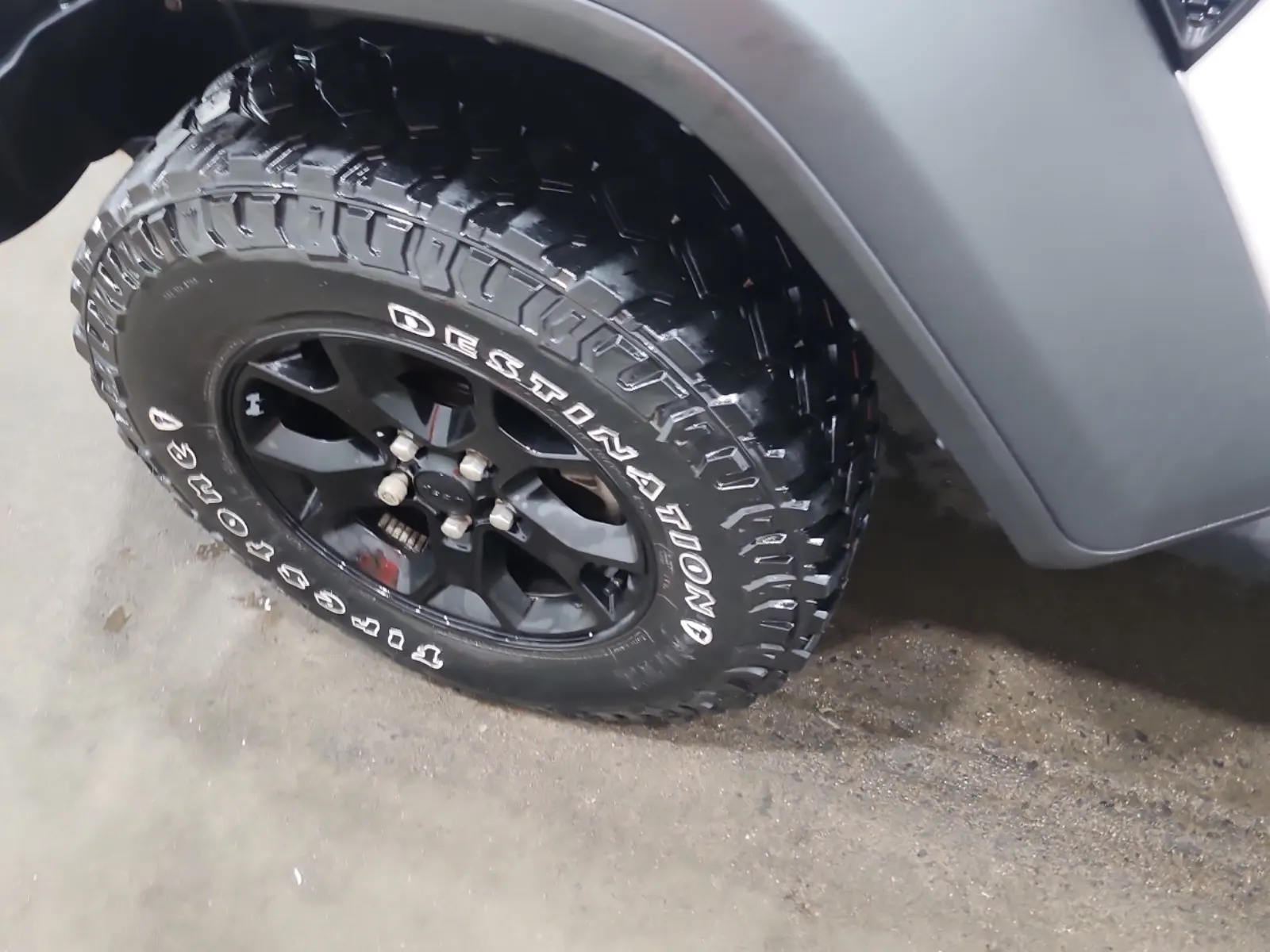 Front driver wheel/tire photo