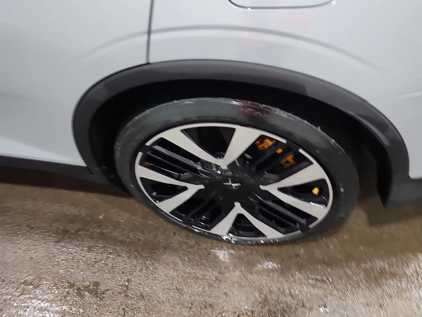 Left Rear Wheel/Tire Photo