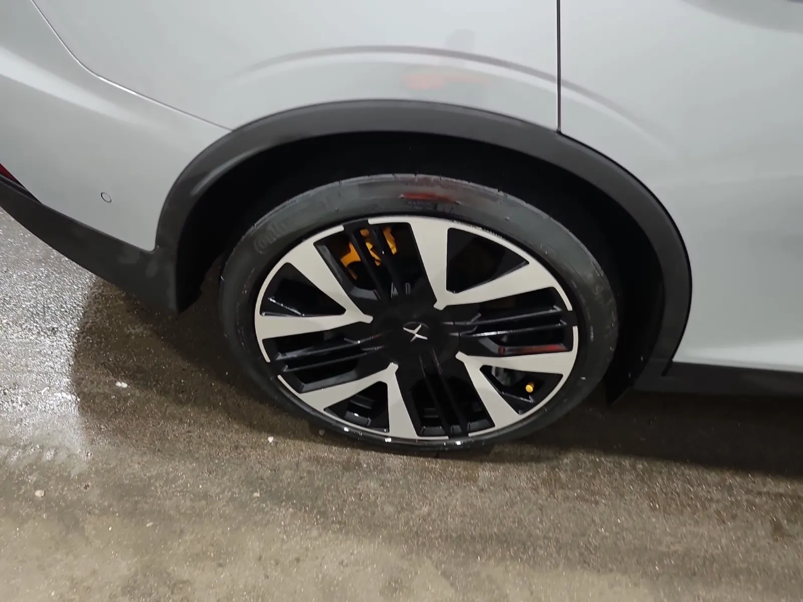 Right Rear Wheel/Tire Photo