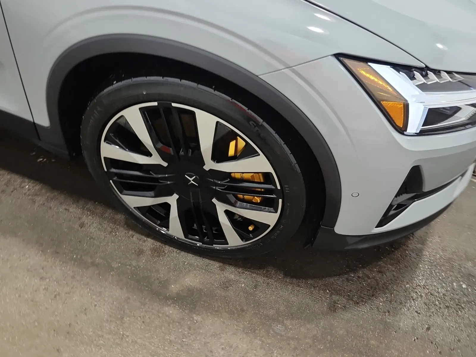 Right Front Wheel/Tire Photo