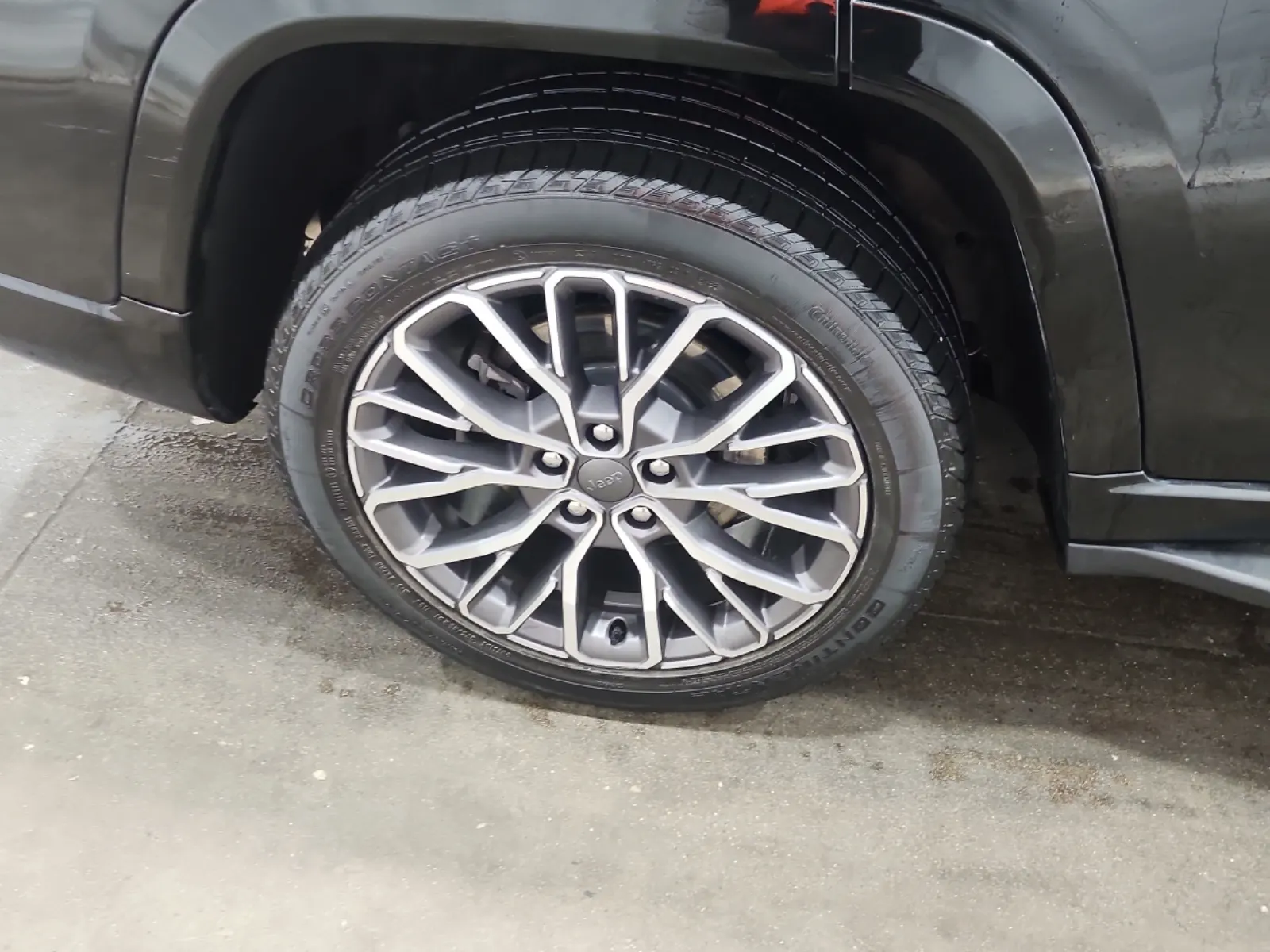 Right Rear Wheel/Tire Photo